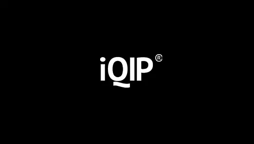 Typografisches Logo von IQIP in weißer Schrift auf schwarzem Hintergrund