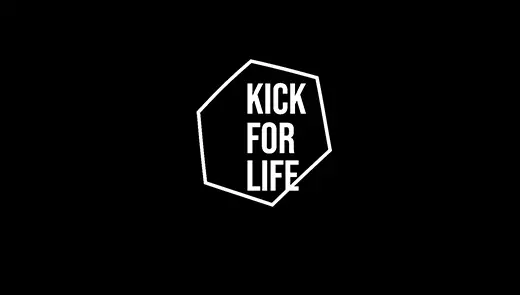 Weißes Kick for Life Logo mit Symbol und Schriftzug auf schwarzem Hintergrund