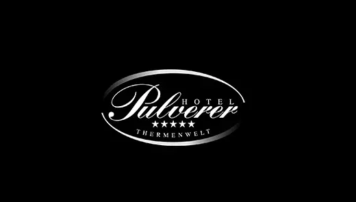 Typografisches Logo von Pulverer Hotel in weißer Schrift auf schwarzem Hintergrund