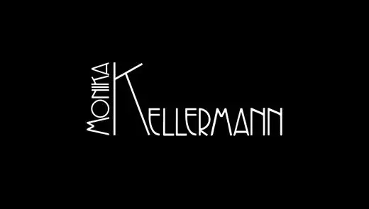 Typografisches Logo von Monika Kellermann in weißer Schrift auf schwarzem Hintergrund