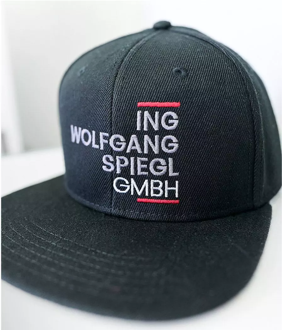 Cap ING Wolfgang Spiegl GmbH Branding Bekleidung Corporate Design Schwarze Cap der ING Wolfgang Spiegl GmbH mit gesticktem Logo im Corporate Design