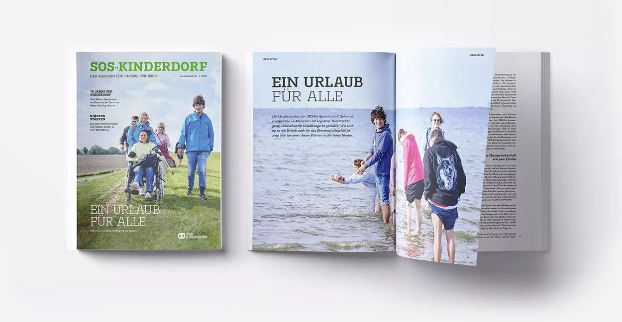 SOS Kinderdorf Magazin Titelbild und Reportage Urlaub für alle Editorial Design Dworak Kornmesser München Titelbild und Doppelseite des SOS-Kinderdorf Magazins mit einer Gruppe von Kindern und Jugendlichen am Meer zum Thema Urlaub und Gemeinschaft