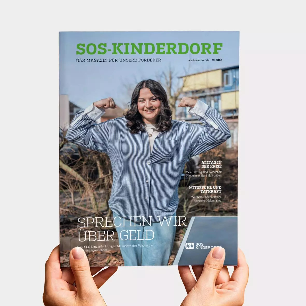 SOS Kinderdorf Magazin Titelbild Editorial Design Dworak Kornmesser München 2025 Titelbild des SOS-Kinderdorf Magazins mit einer jungen Frau, die selbstbewusst die Arme hebt, gehalten von zwei Händen im Vordergrund