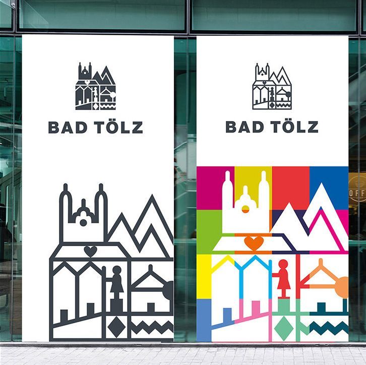 Großformatige Fassadenbanner von Bad Tölz mit Logo und grafischen Elementen im Corporate Design