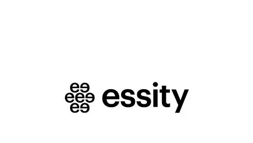 Essity_Logo Weißes Essity Logo mit Symbol und Schriftzug auf schwarzem Hintergrund
