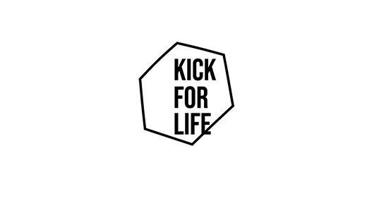 K4L_Logo Weißes Kick for Life Logo mit Symbol und Schriftzug auf schwarzem Hintergrund