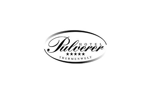 Pulver_Logo Typografisches Logo von Pulverer Hotel in weißer Schrift auf schwarzem Hintergrund