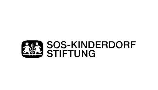 SOSK_Logo Weißes SOS-Kinderdorf Stiftung Logo mit Symbol und Schriftzug auf schwarzem Hintergrund